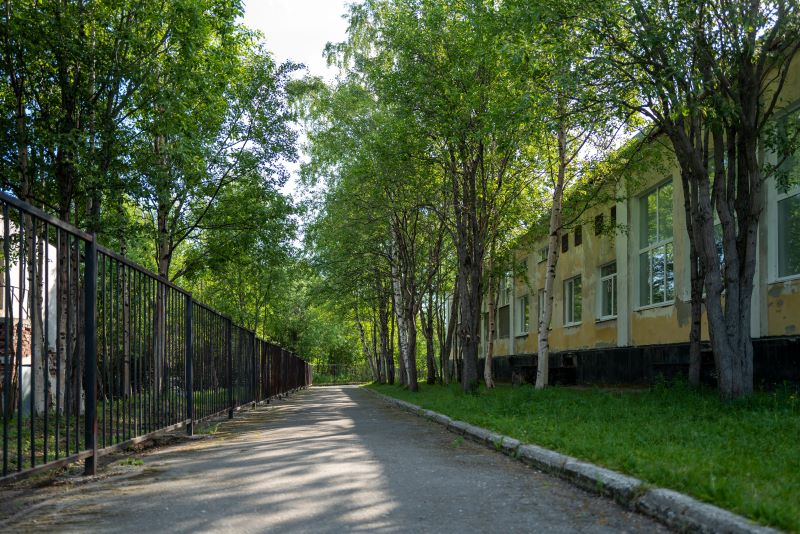 Фотография школы (старое здание, спортзал), июль 2023